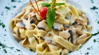 Tagliatelle z kurczakiem i grzybami w kremowym sosie. Idealny pomysł na to, jaki sos do makaronu z kurczakiem wybrać.