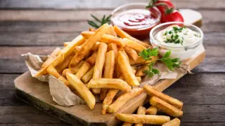 Góra złocistych frytek, ketchup i majonez – idealne co do frytek.