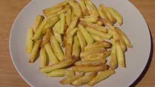 Talerz pełen chrupiących frytek z piekarnika. Zastanawiasz się, ile kcal mają frytki z piekarnika? Oto zdrowa alternatywa dla smażonych ziemniaków.