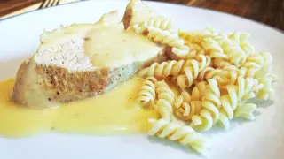 Jak zrobić sos do mięsa z niczego? Pyszny kawałek pieczonego mięsa w kremowym sosie z makaronem fusilli.