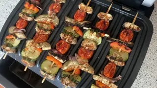 Warzywne szaszłyki z cukinii, pomidorów, pieczarek i cebuli grillowane na Tefal Optical Grill.