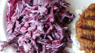 Pyszna surówka z czerwonej kapusty jak w kebabie, kremowa i chrupiąca, idealnie pasuje do grillowanego mięsa.