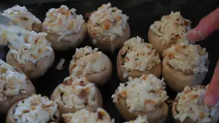Nadziewane pieczarki z grilla, gotowe do pieczenia, z serem i ziołami.