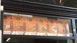Menu z kebabem i innymi przekąskami. Ile kosztuje kebab? Tortilla kebab 25 zł, kebab w bułce 25 zł, falafel 25 zł, kebab box 22 zł.