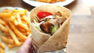 Pyszny kebab jak zrobic? Soczysty kurczak, świeże warzywa i chrupiące frytki w tortilli. Idealny posiłek!