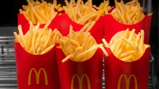 Duże frytki w czerwonych opakowaniach McDonald's. Zastanawiasz się, ile kosztują duże frytki w maku?
