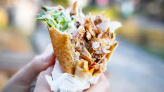 Pyszny kebab w bułce z mięsem, warzywami i sosem. Zastanawiasz się, ile kalorii ma kebab w bułce?