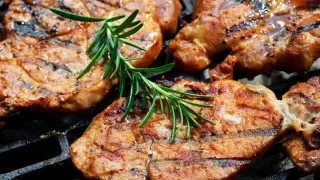 Soczyste karkówki na grillu, pachnące rozmarynem. Idealne marynaty do karkówki na grilla sprawiają, że mięso jest kruche i pełne smaku.