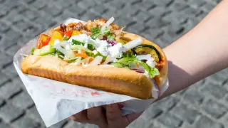 Pyszny kebab w bułce z warzywami i serem. Zastanawiasz się, ile kcal ma kebab w bułce? Ten wygląda na sycący!