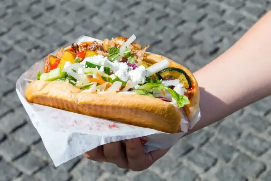 Pyszny kebab w bułce z warzywami i serem. Zastanawiasz się, ile kcal ma kebab w bułce? Ten wygląda na sycący!