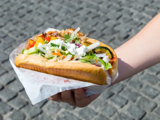 Pyszny, duży kebab z mięsem, warzywami i serem feta. Zastanawiasz się, ile kalorii ma duży kebab?