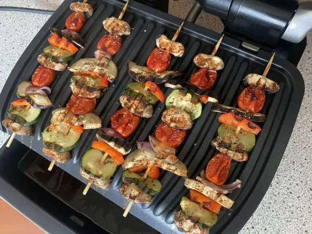Warzywne szaszłyki z cukinii, pomidorów, pieczarek i cebuli grillowane na Tefal Optical Grill.