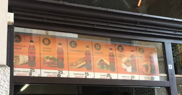 Menu z kebabem i innymi przekąskami. Ile kosztuje kebab? Tortilla kebab 25 zł, kebab w bułce 25 zł, falafel 25 zł, kebab box 22 zł.