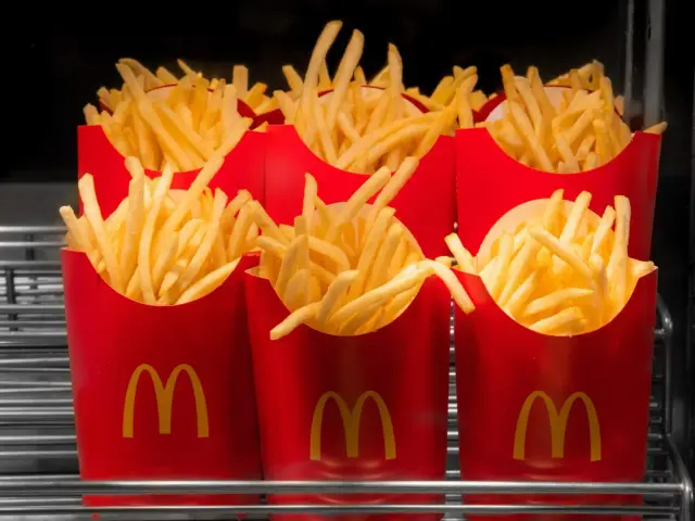 Duże frytki w czerwonych opakowaniach McDonald's. Zastanawiasz się, ile kosztują duże frytki w maku?
